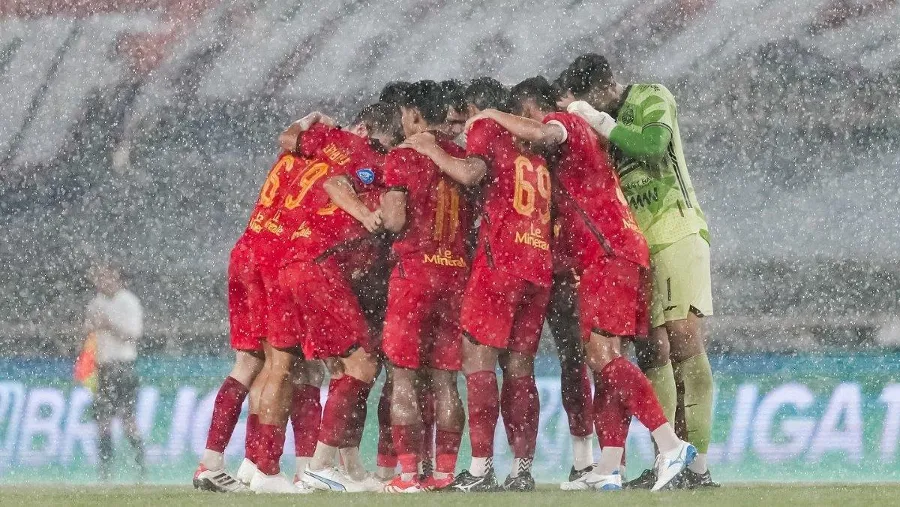 Psisvs_Juara Liga Indonesia 2024-2025 tampaknya akan diperebutkan oleh persaingan ketat antara Persib Bandung dan Persija Jakarta